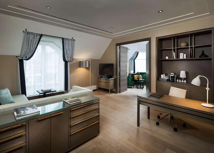 Hilton Plaza Hotel 4*