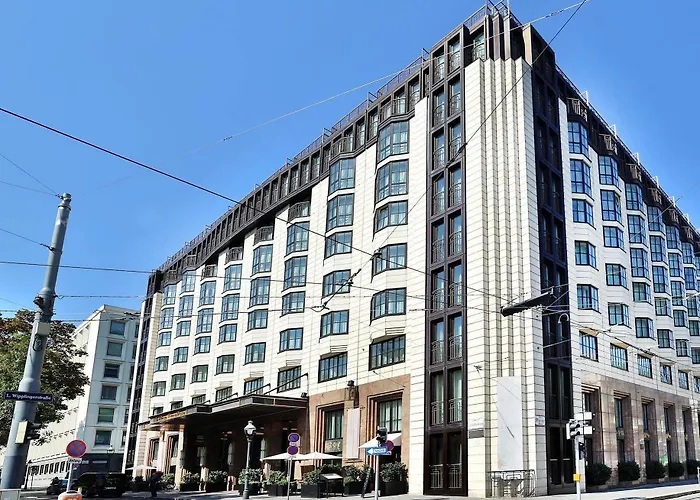 Hilton Plaza Отель 4*